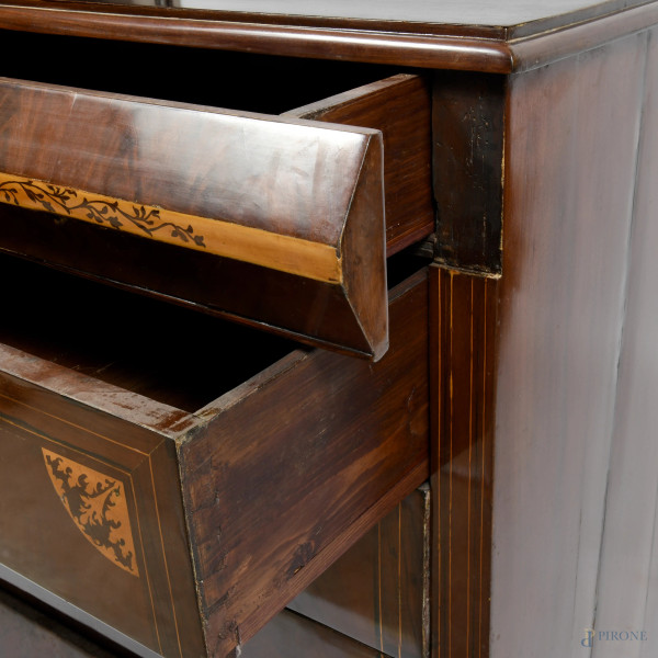 Comò impiallacciato in piuma di mogano con fronte scandito da cinque cassetti in colonna, XX seco...