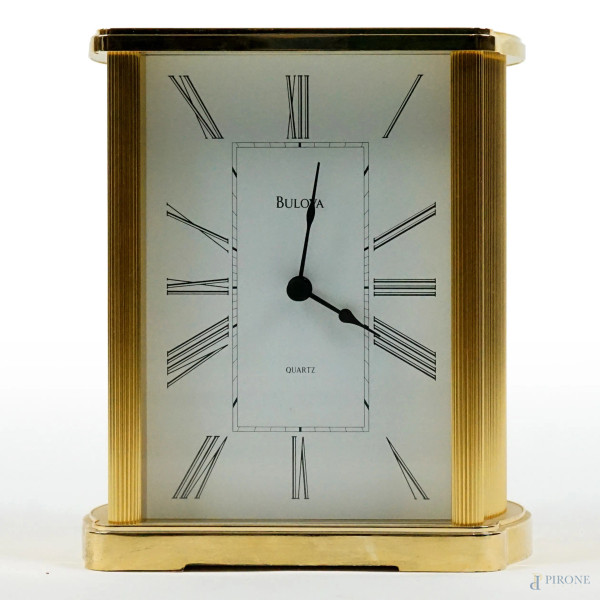 Bulova, orologio da tavolo al quarzo, quadrante a numeri romani, XX secolo, in metallo dorato, cm h 17x14,5x9, (meccanismo da revisionare).