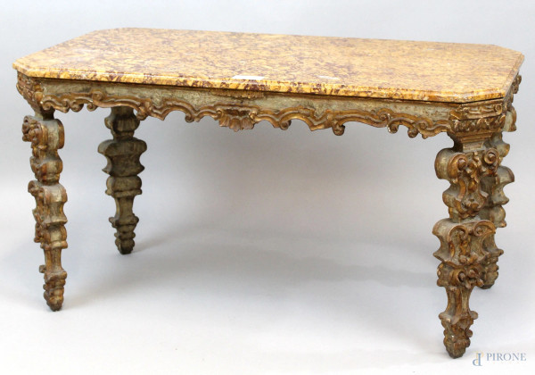 Tavolino basso in legno intagliato, laccato e dorato del XIX secolo, montanti scolpiti a volute e foglie, piano in marmo broccatello spagnolo, cm h 54x100x54