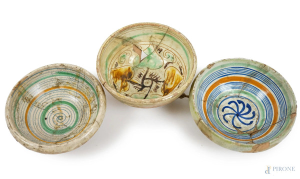 Tre antiche coppette in ceramica policroma, manifattura italiana, piccole dimesioni, (difetti e restauri)