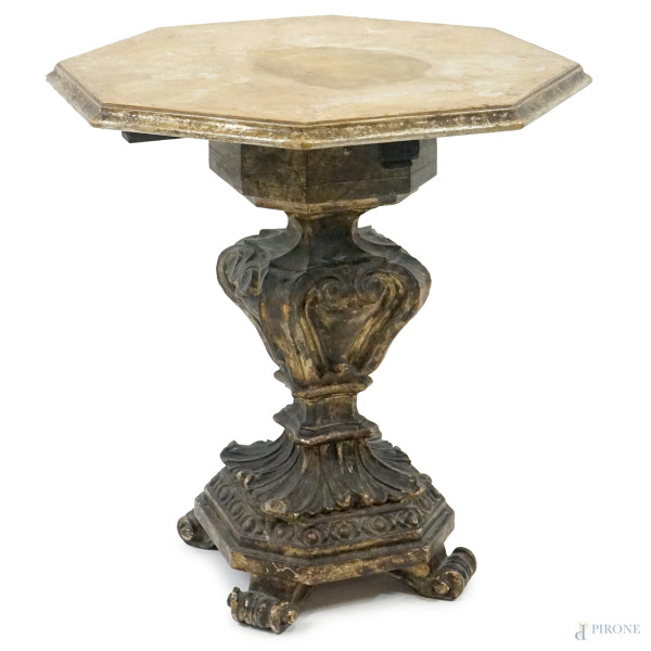 Basso tavolino in legno laccato  e dorato, prima metà XX secolo, piano di linea ottagonale poggiante su fusto a balaustro su piedi a ricciolo, cm h 56x55, (difetti).