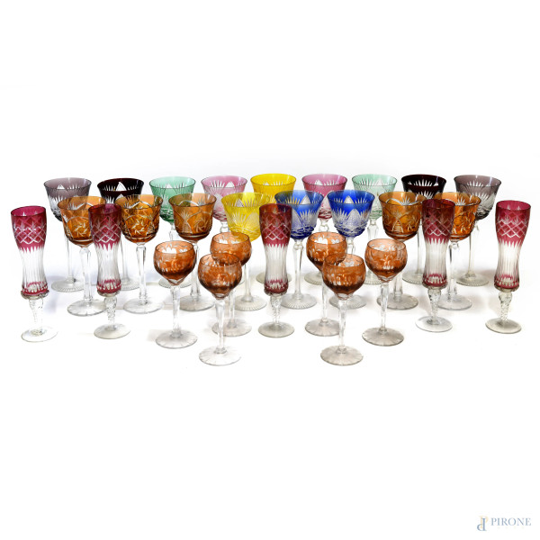 Lotto di 28 bicchieri in vetro e cristallo colorato di diversa foggia, XX secolo, altezza massima cm 23,5