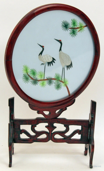 Pannello orientale in tek con sottovetro a soggetto di ibis, H 34 cm.