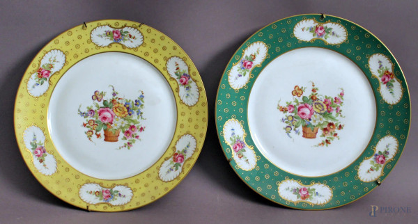 Coppia di piatti in porcellana policroma con decorazioni a fiori, Francia, inizi &#39;900, diametro 27,5 cm.
