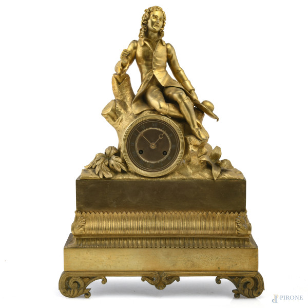 Orologio in bronzo dorato con scultura apicale di giovane gentiluomo, XX secolo, cm 43x30,5x10,5, (segni di usura, scalfiture, difetti, da revisionare)