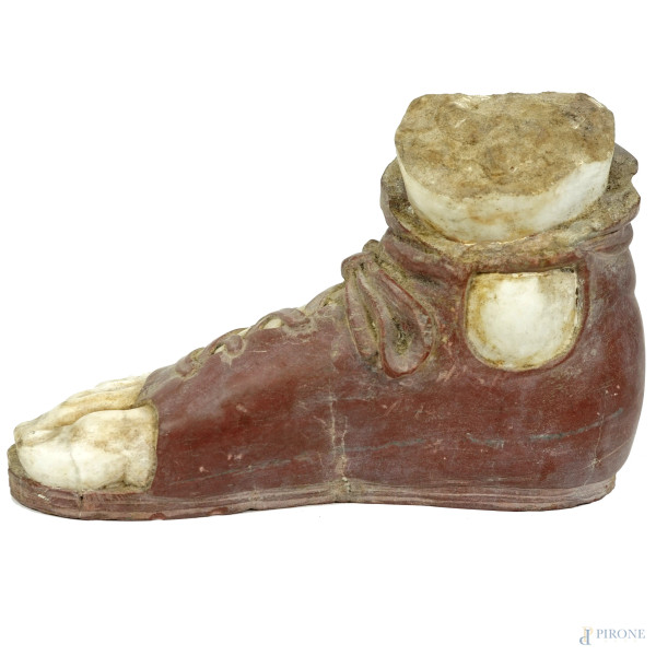 Scultura in marmo bianco e rosso antico rappresentante un piede con modello di calzatura romana, ...