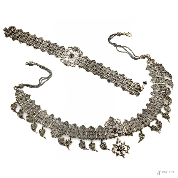 Parure composta da collier e bracciale in argento e pietre dure, lunghezza collana cm 44, lunghezza bracciale cm 20, peso complessivo gr 100