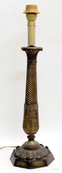 Lume in bronzo cesellato, montato a luce elettrica, XIX sec., H. 55 cm.