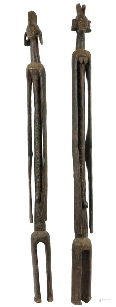 Coppia di sculture in legno intagliato, Mumuye, Nigeria, XX secolo, cm h 173.