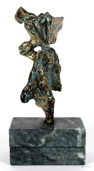 Scultura astratta, in bronzo, base in marmo, XX secolo, altezza cm. 19, (difetti alla base).