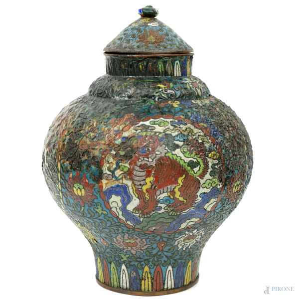 Potiche cloisonnè con decori a smalti policromi, cm h 33, arte orientale, XX secolo, (sbeccature)