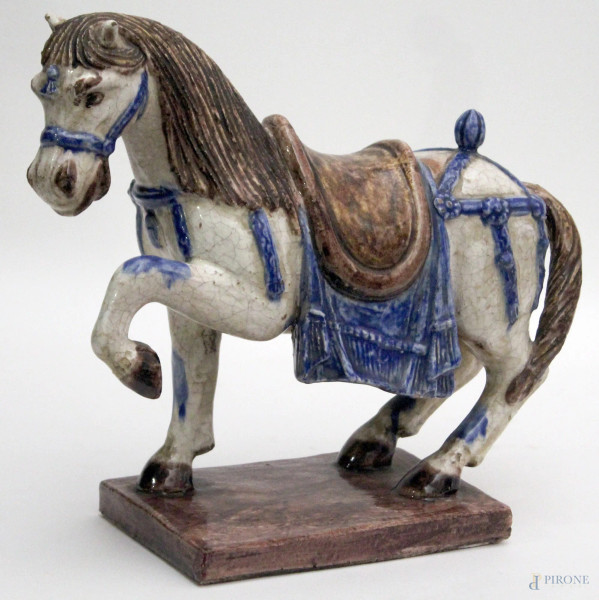Cavallo in maiolica policroma, h. 32 cm.