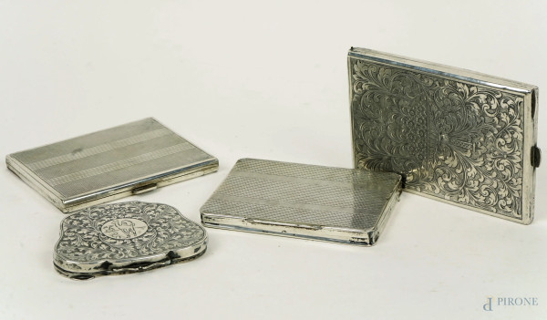 Lotto composto da tre portasigarette e un portacipria in argento, particolari incisi, misure max cm 11,5x8, peso gr.330