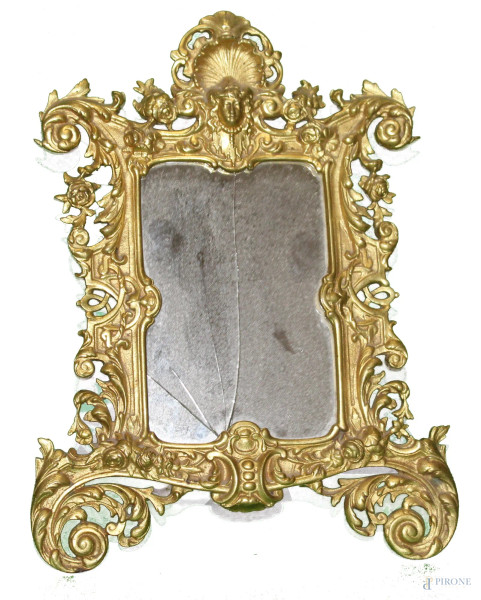 Cornice portafoto in bronzo cesellato e dorato, h. 37x28 cm, primi 900.