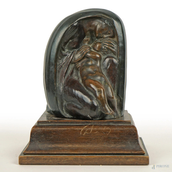 Maternità, scultura in bronzo, cm h 16, poggiante su base in legno, XX secolo, (lievi difetti).