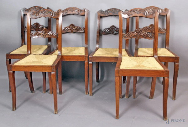 Lotto di sei sedie in noce con sedile in paglia, XX secolo.