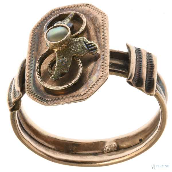 Anello in oro basso e pietra dura, misura 17, peso lordo gr. 1,9, (segni di usura del tempo)