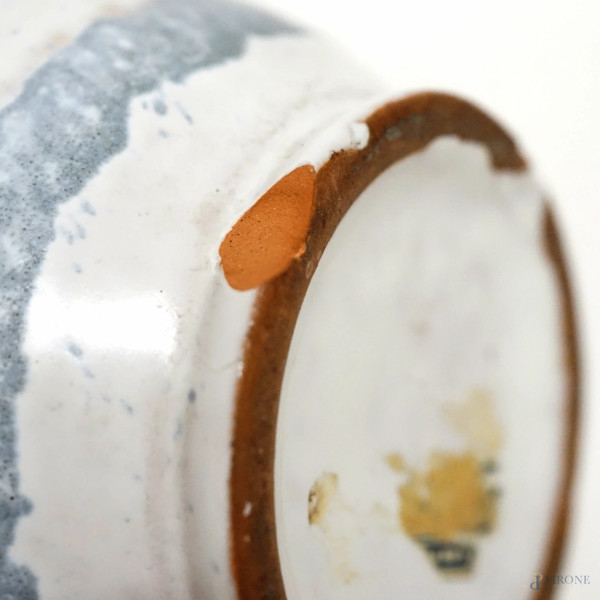 Vasetto in ceramica bianca e grigia con decori circolari, XX secolo, altezza cm 20,5 (difetti)
