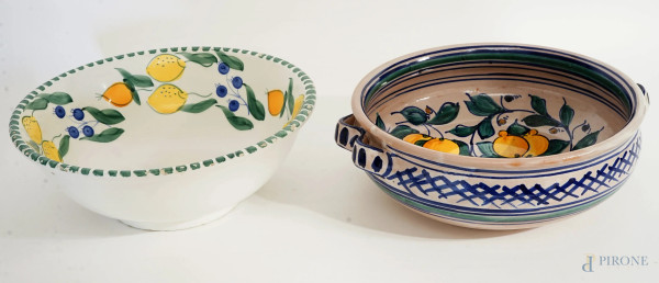 Lotto di due insalatire in ceramica decorata in policromia, manifatture diverse, XX secolo, misure max cm 11,x29,5, (difetti)