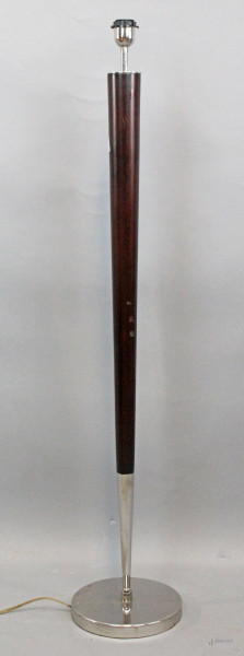 Lampada da terra in legno e metallo cromato, altezza cm 132, XX secolo, (difetti)