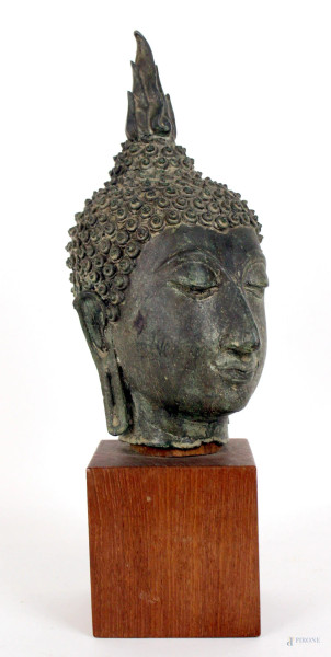 Testa di Buddha in bronzo, altezza cm 24, XIX secolo, base in legno