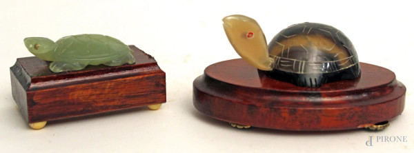 Lotto composto da due tartarughe in pietre pregiate su basi in teak, lunghezza 7 cm.