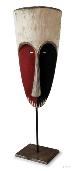 Maschera africana in legno dipinto, cultura Fang Gabon, cm h 41, poggiante su base in ferro