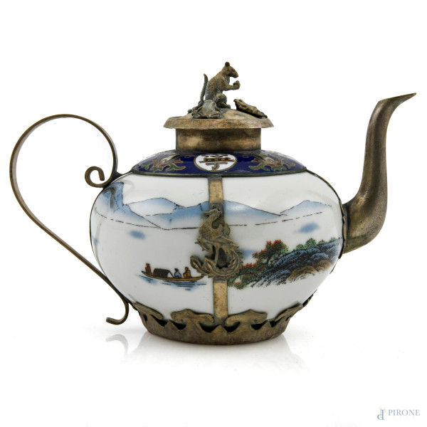 Teiera in porcellana dipinta con scene di paesaggio. Inserti, manico e coperchio in metallo argentato. Cina, XX secolo, altezza cm 9,5, (segni di usura)