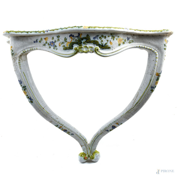 Mensola in ceramica dipinta e smaltata, XX secolo,  cm 40x53,5x21, (rotture, scalfiture, difetti, restauri)