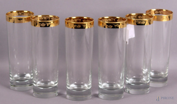 Lotto composto da sei bicchieri in cristallo con bordo dorato.