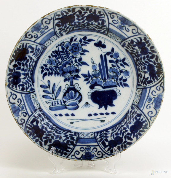 Piatto in porcellana bianco e blu a decoro di fiori, Cina, fine XIX secolo, diametro cm 34,5 (difetti)