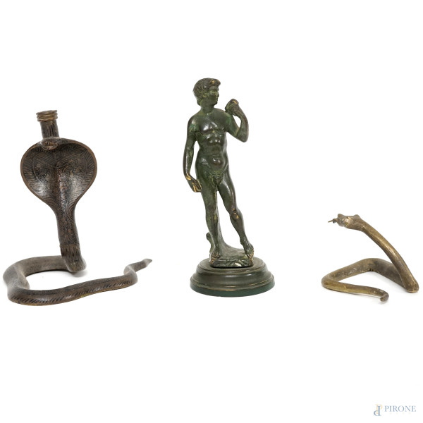 Lotto di 3 sculture in bronzo rappresentanti il David di Michelangelo e due serpenti, altezza max cm 13