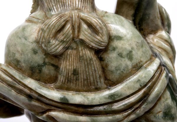 Scultura in pietra saponaria raffigurante una Guanyin con strumento musicale, base in legno, XX s...