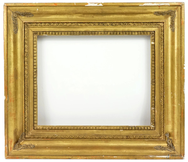 Cornice in legno intagliato e dorato con applicazioni in metallo, XIX-XX secolo, ingombro cm 49x43, battuta cm 33,5x27,5, (difetti)