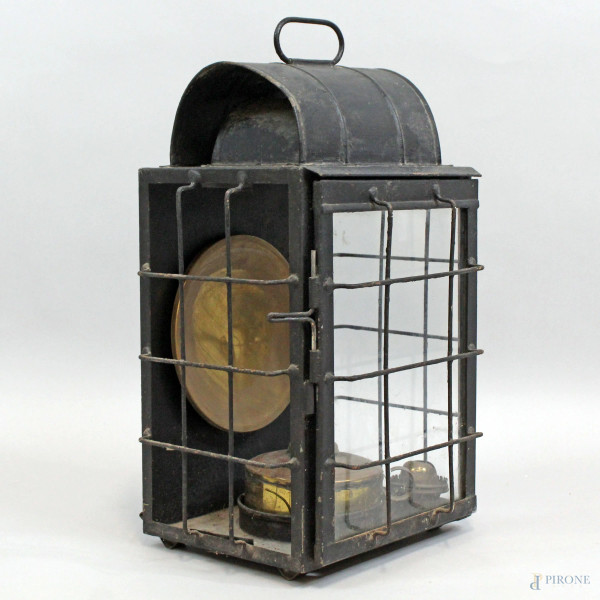 Antica lanterna  ferroviaria a petrolio in rame e metallo dorato, ad uno sportello a vetro, cm h 49,5x28x23, (difetti).
