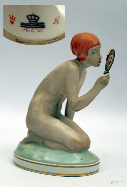 Nudo di donna con specchio, scultura in porcellana policroma, marcata Royal Copenhagen, primi 900, h. cm 18.