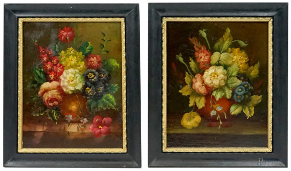 Vasi con fiori, coppia di dipinti ad olio su tavola, cm 25,5x19,5, XX secolo, entro cornici.