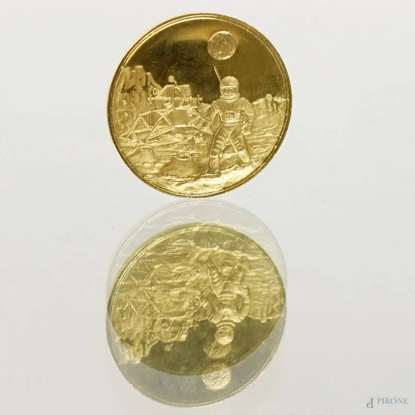 La luna (l'allunaggio) - La grande conquista dell'uomo, medaglia in oro 750, diam.cm 2, peso gr.3,8
