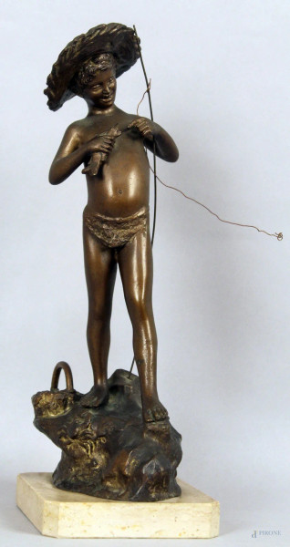 Pescatore, scultura in metallo poggiante su base in marmo, altezza 36 cm.