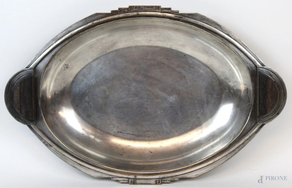 Vassoio déco di linea ovale in metallo argentato, prese con applicazioni in legno, cm h 4,5x37,5x23,5, (segni del tempo).