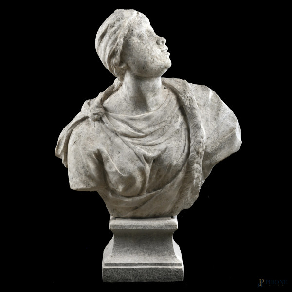 Busto femminile in marmo di Carrara con base in marmo removibile, XVIII secolo, altezza complessiva cm 76,(segni di usura, scalfiture, difetti, restauri)