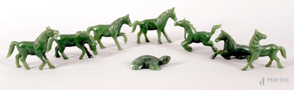 Lotto composto da otto sculture in giada, raffiguranti cavalli e tartaruga, altezza max. 5 cm.