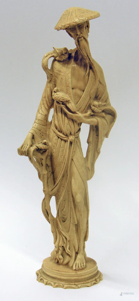 Scultura cinese raffigurante Saggio realizzata in avoriolina, altezza cm 50, produzione anni ‘50   