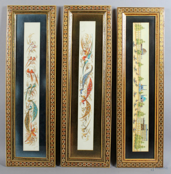 Lotto composto da tre placche dipinte a soggetto di volatili ed un paesaggio raffigurante giocatori di polo, cm. 5x40, arte indiana, primi &#39;900.
