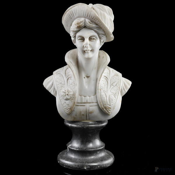 Bustino di fanciulla con cappello in marmo bianco su base in marmo, XX secolo, altezza complessiva cm 27,5, (segni di usura, scalfiture, rotture, mancanze, difetti)