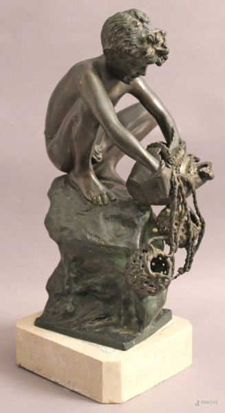 Pescatore, scultura in bronzo brunito firmata D&#39;Orsi, base in marmo, H 38 cm.