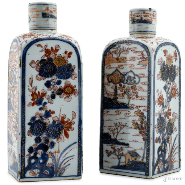 Coppia di bottiglie Imari decorate con paesaggi e motivi floreali nei toni dell'arancio e del blu, altezza cm 27, (difetti)