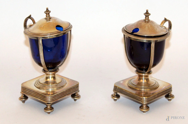 Coppia di salierine in metallo argentato con vaschette in vetro blu, h. cm 13, XX sec.