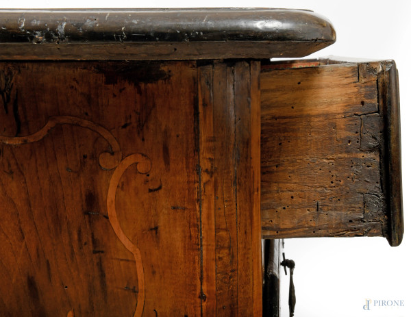 Coppia di cassettoni in noce con intarsi in bosso. Fronte a doppio cassetto e fronte del piano mo...