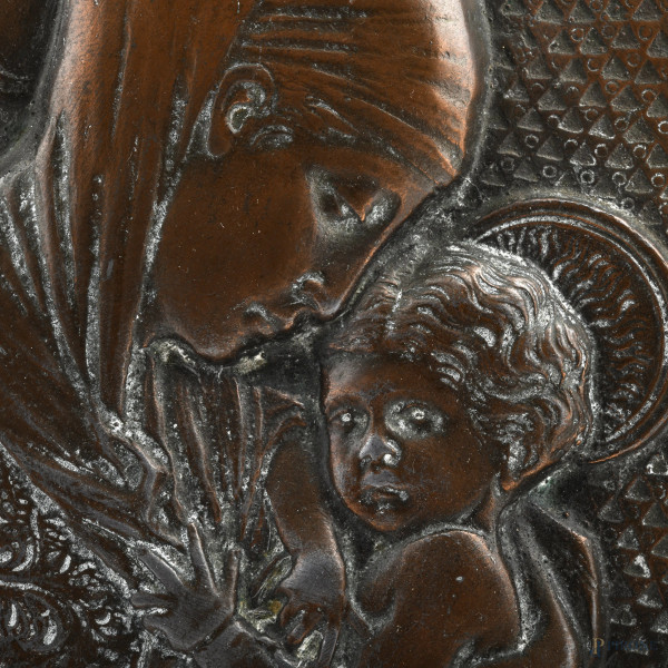 Placca circolare in bronzo raffigurante Madonna con Bambino, XX secolo, diametro cm 21